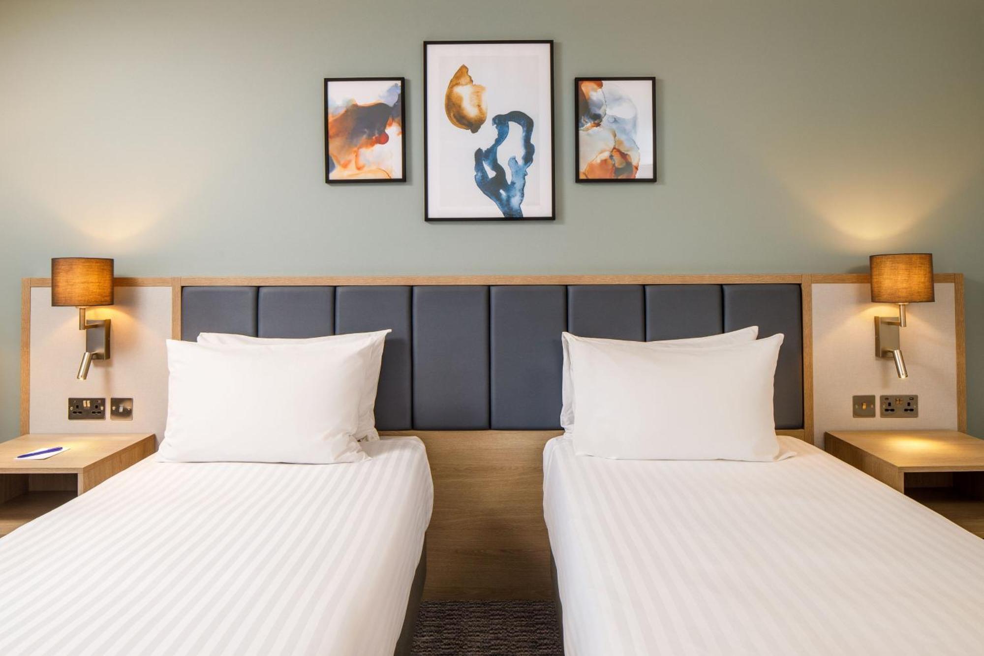Delta Hotels By Marriott Milton Keynes Exterior foto