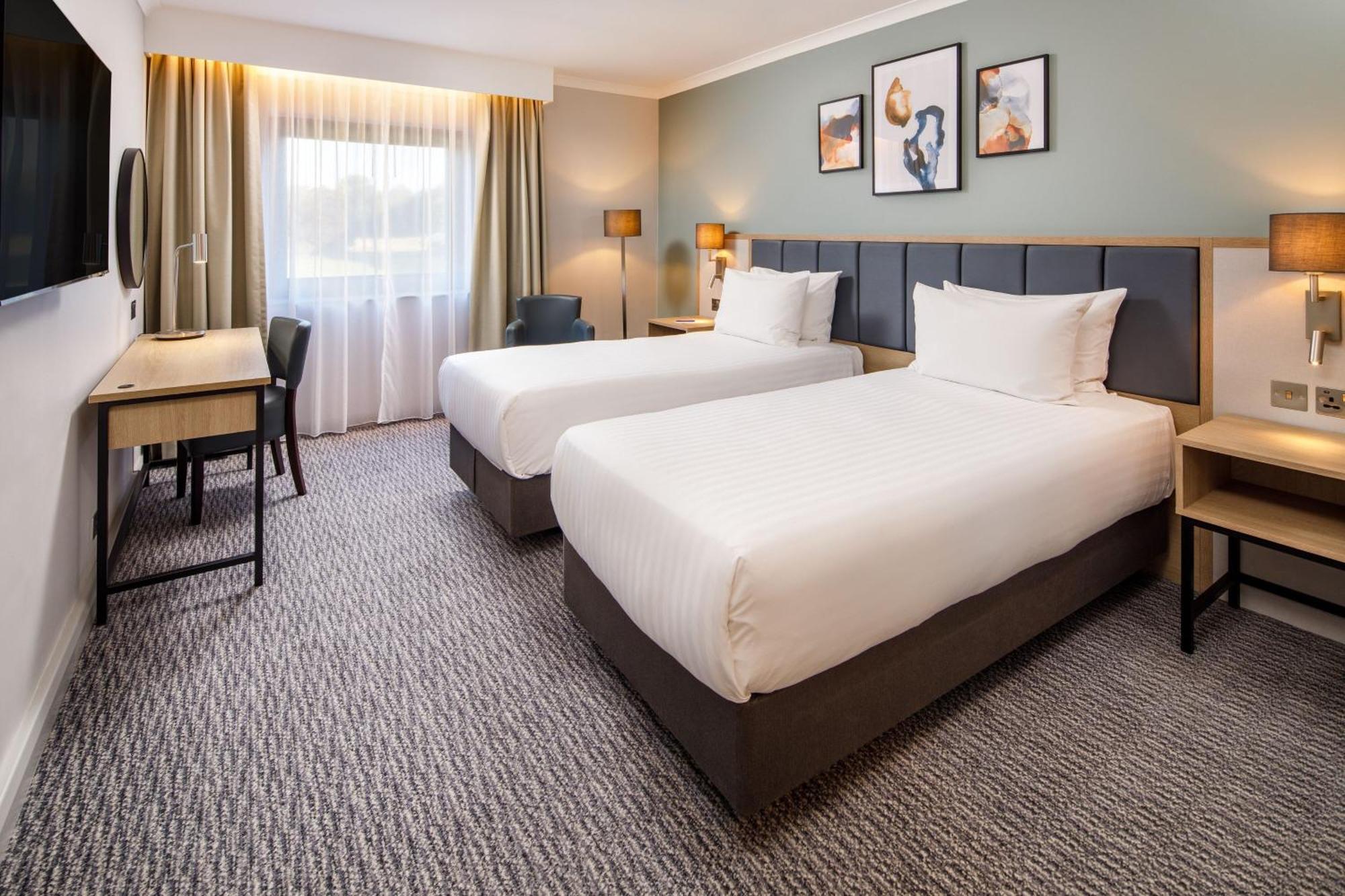 Delta Hotels By Marriott Milton Keynes Exterior foto