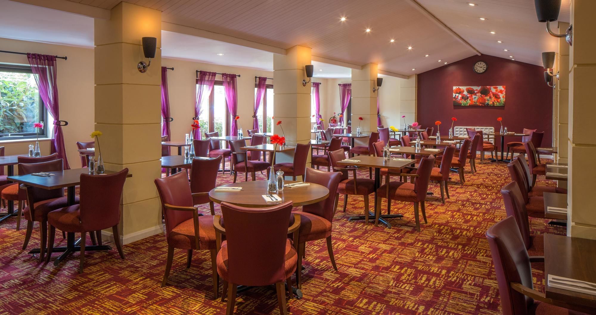 Delta Hotels By Marriott Milton Keynes Exterior foto